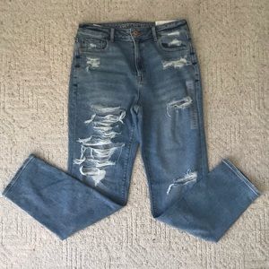 AEO Stretch Mom Jeans NWT. Shredded Destroyed 10L